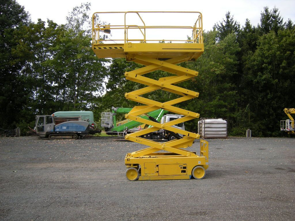 JLG 3246, Scherenarbeitsbühne, 11,9 m - Truck with aerial platform: picture 3 JLG 3246, Scherenarbeitsbühne, 11,9 m - Truck with aerial platform: picture 3