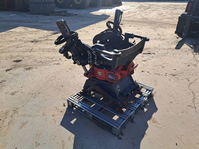 ROTOTILT R4 - Attachment for Construction machinery: picture 1 ROTOTILT R4 - Attachment for Construction machinery: picture 1