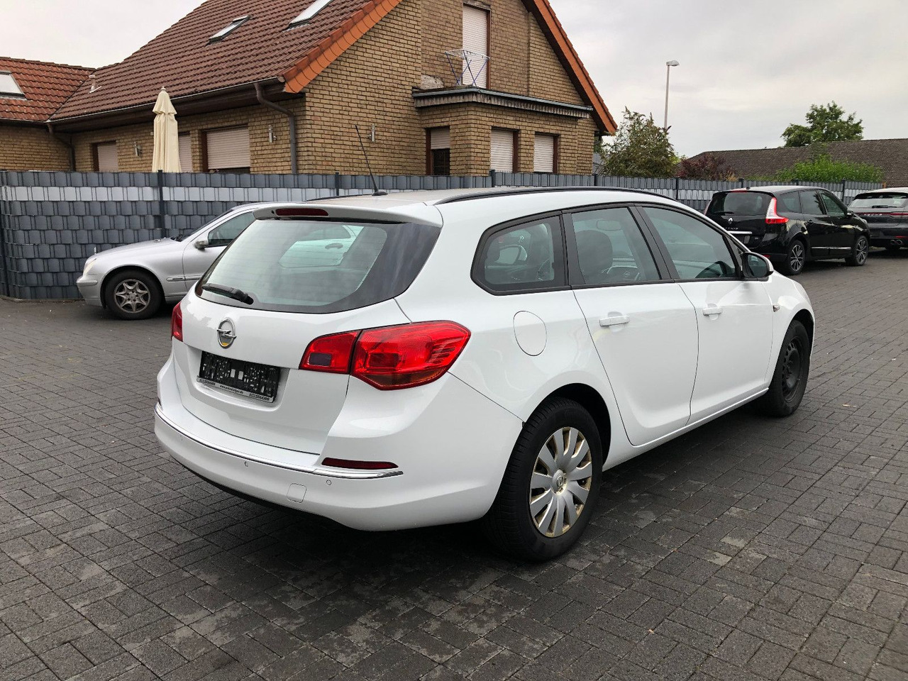 Opel Astra J 1.6 CDTi Sports Tourer Edition - Station wagon: picture 2 Opel Astra J 1.6 CDTi Sports Tourer Edition - Station wagon: picture 2