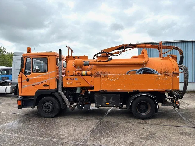 MAN F 15.192 (6-CILINDER) WITH GEESINK VACUUM TANK (MANUAL GEARBOX / P.T.O.) ORIGINAL DUTCH TRUCK - Vacuum truck: picture 5 MAN F 15.192 (6-CILINDER) WITH GEESINK VACUUM TANK (MANUAL GEARBOX / P.T.O.) ORIGINAL DUTCH TRUCK - Vacuum truck: picture 5