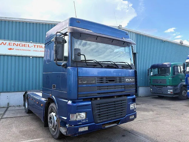 DAF 95.380 XF SPACECAB (EURO 2 / ZF16 MANUAL GEARBOX / HYDRAULIC KIT / P.T.O. / SIDE SKIRTS / AIRCONDITIONING) - Tractor truck: picture 2 DAF 95.380 XF SPACECAB (EURO 2 / ZF16 MANUAL GEARBOX / HYDRAULIC KIT / P.T.O. / SIDE SKIRTS / AIRCONDITIONING) - Tractor truck: picture 2