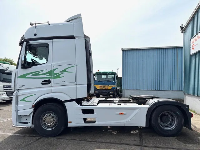 Mercedes-Benz Actros 1845 LS BIGSPACE (RETARDER / EURO 5 / TELLIGENT GEARBOX / FULL SPOILERSET / 2x DIESELTANK / AIRCONDITIONING) - Tractor truck: picture 5 Mercedes-Benz Actros 1845 LS BIGSPACE (RETARDER / EURO 5 / TELLIGENT GEARBOX / FULL SPOILERSET / 2x DIESELTANK / AIRCONDITIONING) - Tractor truck: picture 5