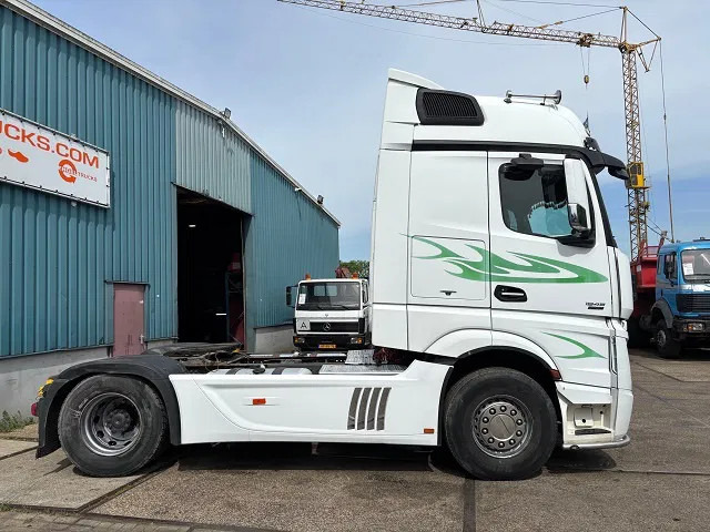 Mercedes-Benz Actros 1845 LS BIGSPACE (RETARDER / EURO 5 / TELLIGENT GEARBOX / FULL SPOILERSET / 2x DIESELTANK / AIRCONDITIONING) - Tractor truck: picture 4 Mercedes-Benz Actros 1845 LS BIGSPACE (RETARDER / EURO 5 / TELLIGENT GEARBOX / FULL SPOILERSET / 2x DIESELTANK / AIRCONDITIONING) - Tractor truck: picture 4