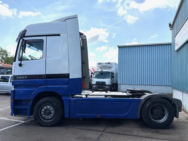 Mercedes-Benz Actros 1857 LS (MP1) MEGASPACE (EPS WITH CLUTCH (3-PEDALS) / RETARDER / REDUCTION AXLE / AIRCONDITIONING) - Tractor truck: picture 5 Mercedes-Benz Actros 1857 LS (MP1) MEGASPACE (EPS WITH CLUTCH (3-PEDALS) / RETARDER / REDUCTION AXLE / AIRCONDITIONING) - Tractor truck: picture 5