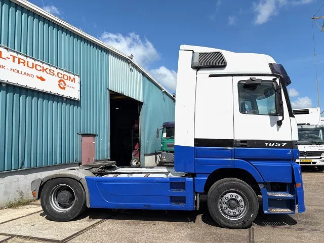 Mercedes-Benz Actros 1857 LS (MP1) MEGASPACE (EPS WITH CLUTCH (3-PEDALS) / RETARDER / REDUCTION AXLE / AIRCONDITIONING) - Tractor truck: picture 4 Mercedes-Benz Actros 1857 LS (MP1) MEGASPACE (EPS WITH CLUTCH (3-PEDALS) / RETARDER / REDUCTION AXLE / AIRCONDITIONING) - Tractor truck: picture 4