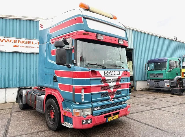 Scania R164-580 V8 TOPLINE COLLECTORS ITEM!! / APK 10-2026!! (12+2 MANUAL GEARBOX / RETARDER / AIRCONDITIONING / 2x TANK / ETC.) - Tractor truck: picture 2 Scania R164-580 V8 TOPLINE COLLECTORS ITEM!! / APK 10-2026!! (12+2 MANUAL GEARBOX / RETARDER / AIRCONDITIONING / 2x TANK / ETC.) - Tractor truck: picture 2