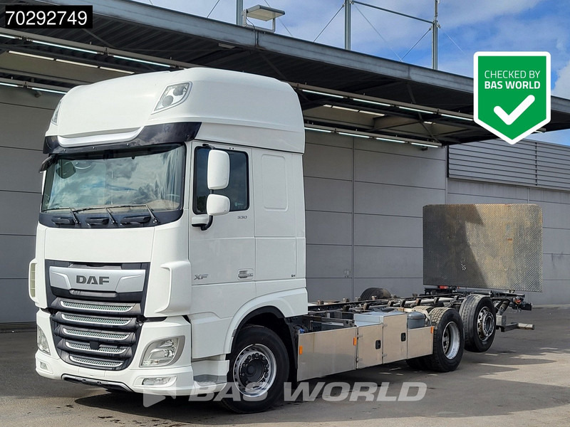 DAF XF 530 XF 6X2 2000kg Ladebordwand Lift+Steering-Axle Navi ACC Euro 6 - Cab chassis truck: picture 1 DAF XF 530 XF 6X2 2000kg Ladebordwand Lift+Steering-Axle Navi ACC Euro 6 - Cab chassis truck: picture 1
