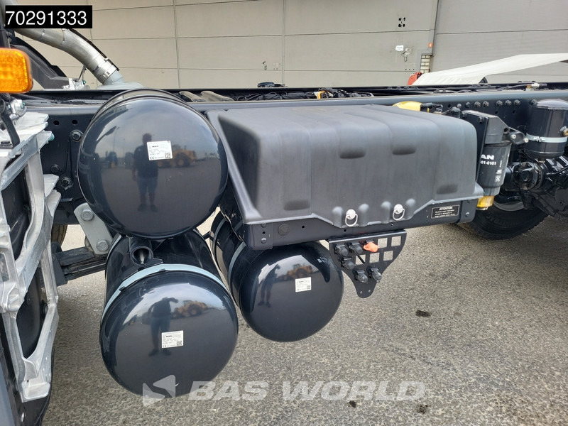 New Cab chassis truck MAN TGS 40.400 6X4 NEW 6x4 chassis PTO Preparation Steelsuspension Big-Axle Automatic Euro 2: picture 12