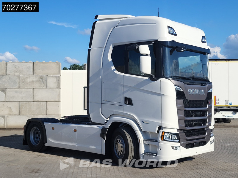 Scania S560 4X2 NEW! Retarder Full-Air 2xTanks Leder Standklima Navi ACC LED - Tractor truck: picture 3 Scania S560 4X2 NEW! Retarder Full-Air 2xTanks Leder Standklima Navi ACC LED - Tractor truck: picture 3