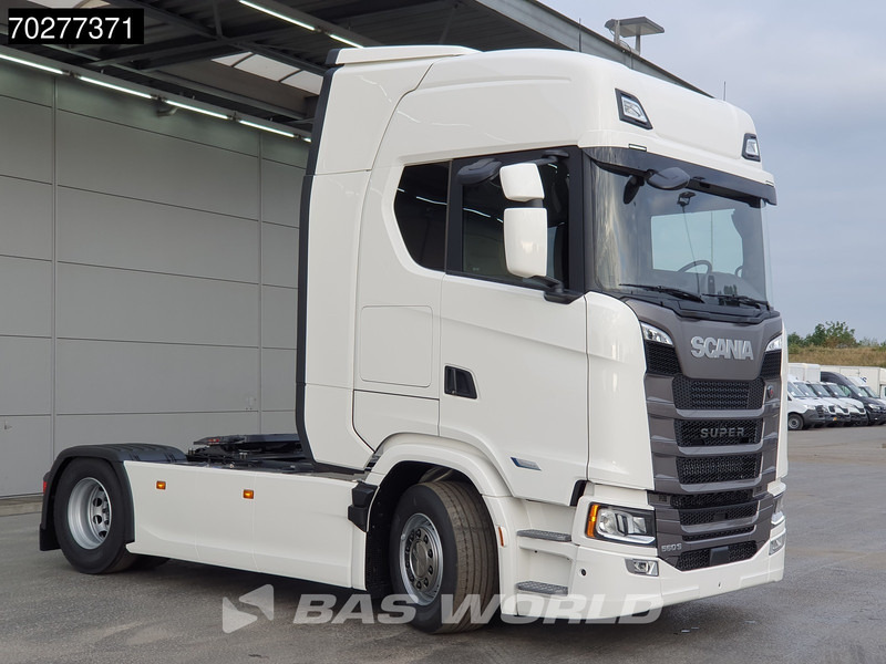 Scania S560 4X2 NEW! Retarder Full-Air 2xTanks Standklima Navi ACC LED Euro 6 - Tractor truck: picture 3 Scania S560 4X2 NEW! Retarder Full-Air 2xTanks Standklima Navi ACC LED Euro 6 - Tractor truck: picture 3