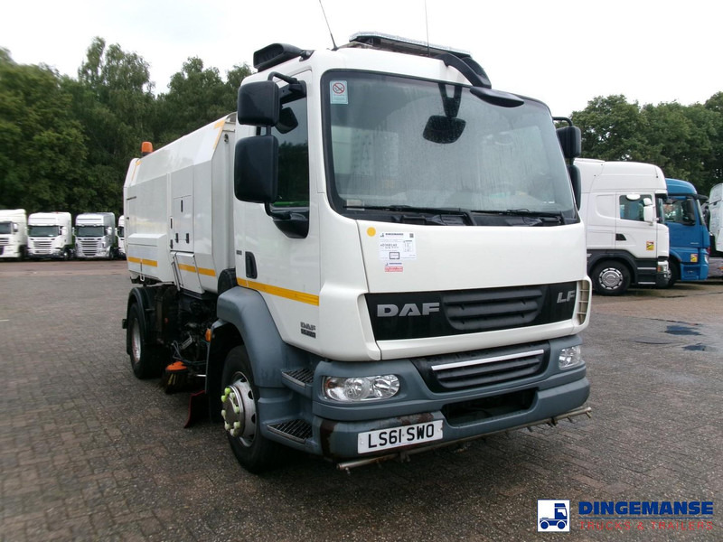 DAF LF 55.220 4x2 Scarab sweeper - Road sweeper: picture 2 DAF LF 55.220 4x2 Scarab sweeper - Road sweeper: picture 2