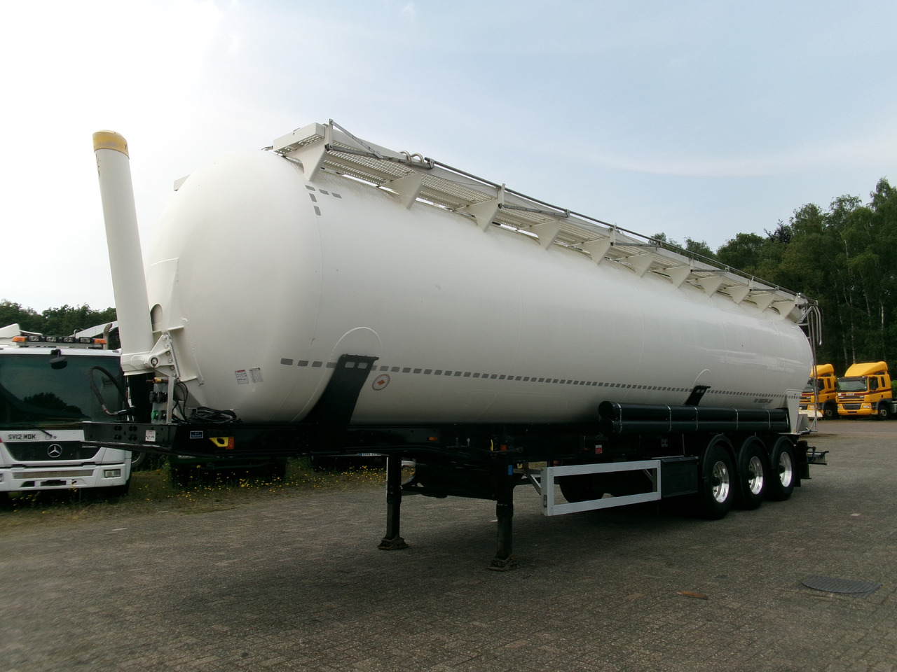 Tanker semi-trailer for transportation of flour Feldbinder Powder tank alu 63 m3 (tipping): picture 1