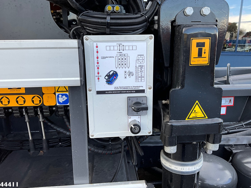 Hook lift truck, Crane truck DAF FAQ XD 450 8x2 Euro 6 HMF 28 Tonmeter laadkraan: picture 11 Hook lift truck, Crane truck DAF FAQ XD 450 8x2 Euro 6 HMF 28 Tonmeter laadkraan: picture 11