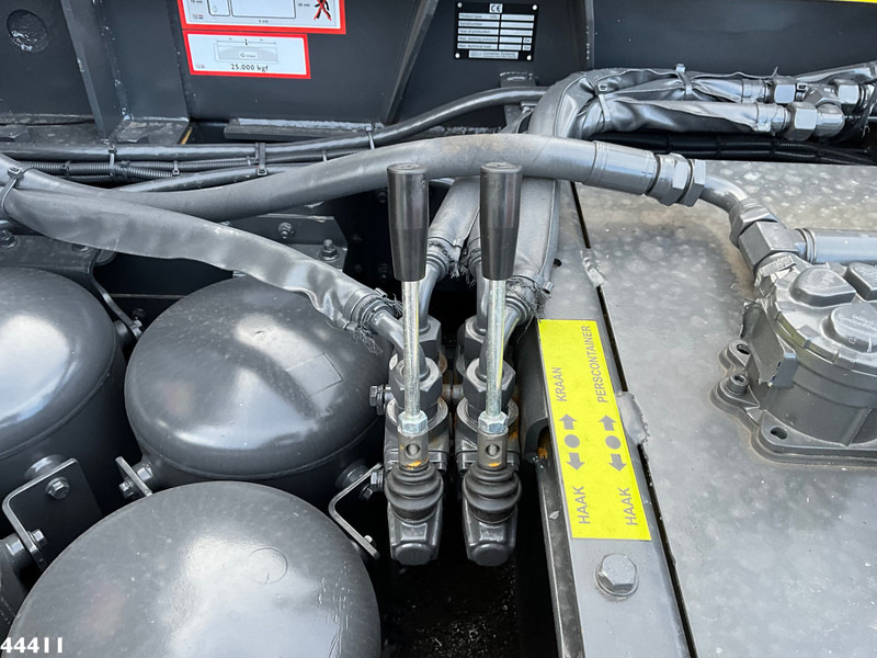 Hook lift truck, Crane truck DAF FAQ XD 450 8x2 Euro 6 HMF 28 Tonmeter laadkraan: picture 12 Hook lift truck, Crane truck DAF FAQ XD 450 8x2 Euro 6 HMF 28 Tonmeter laadkraan: picture 12