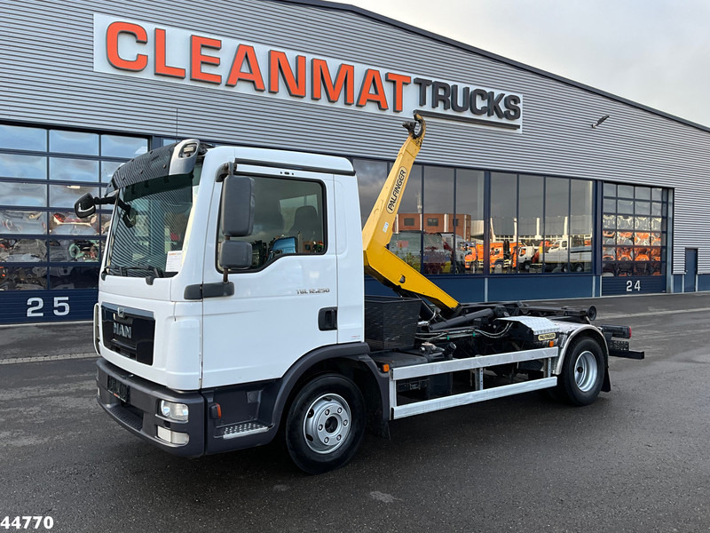 MAN TGL 12.250 Palfinger haakarmsysteem - Hook lift truck: picture 1 MAN TGL 12.250 Palfinger haakarmsysteem - Hook lift truck: picture 1