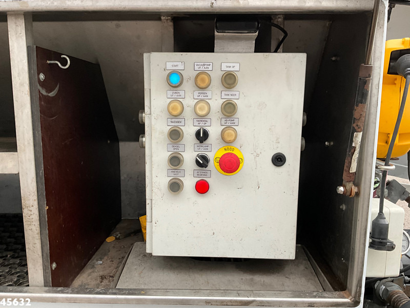 Mercedes-Benz Antos 2833 Euro 6 DHM kolkenzuiger Just 123.687 km! leasing Mercedes-Benz Antos 2833 Euro 6 DHM kolkenzuiger Just 123.687 km!: picture 18