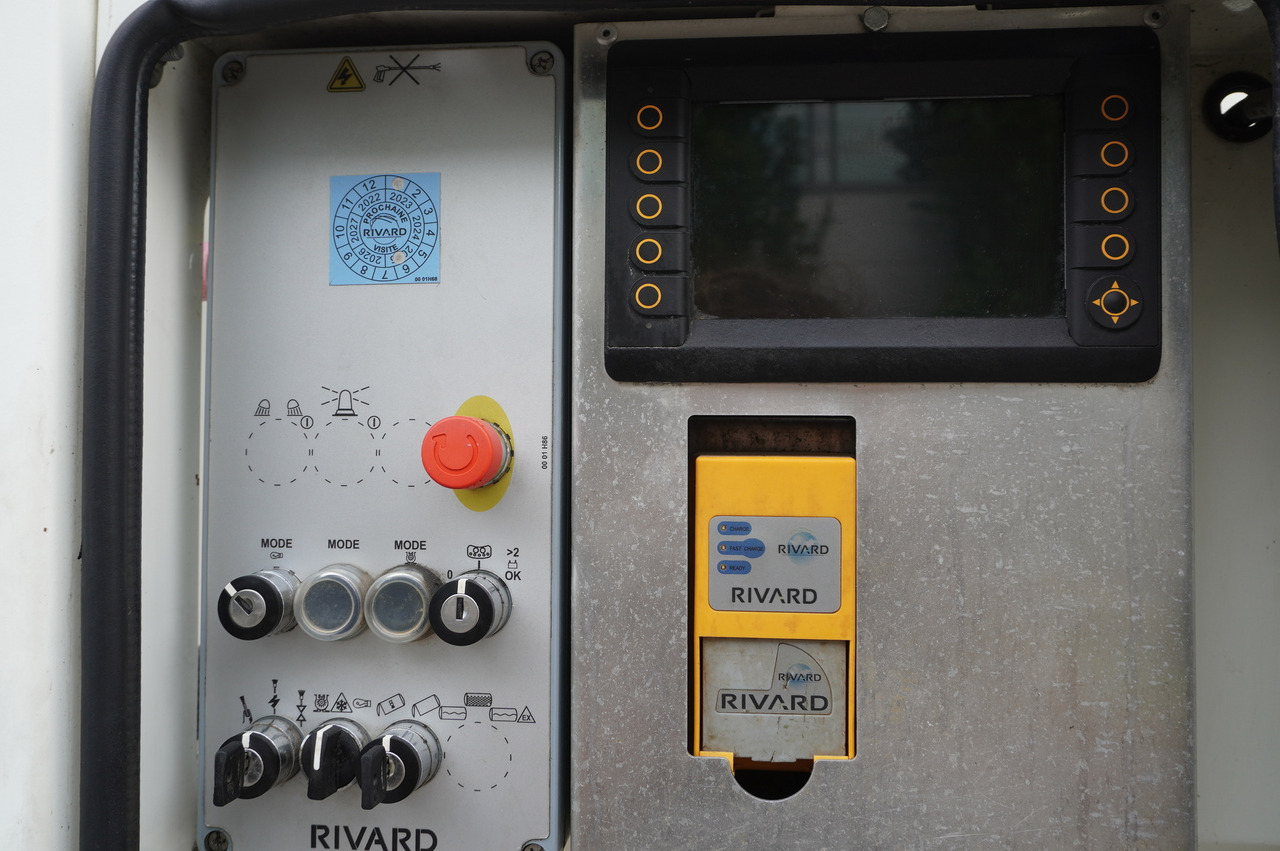 Vacuum truck MAN TGM 26.340 E6 / RIVARD sewage cleaner 11.8 m3 / 170 tho. km / steered axle: picture 12