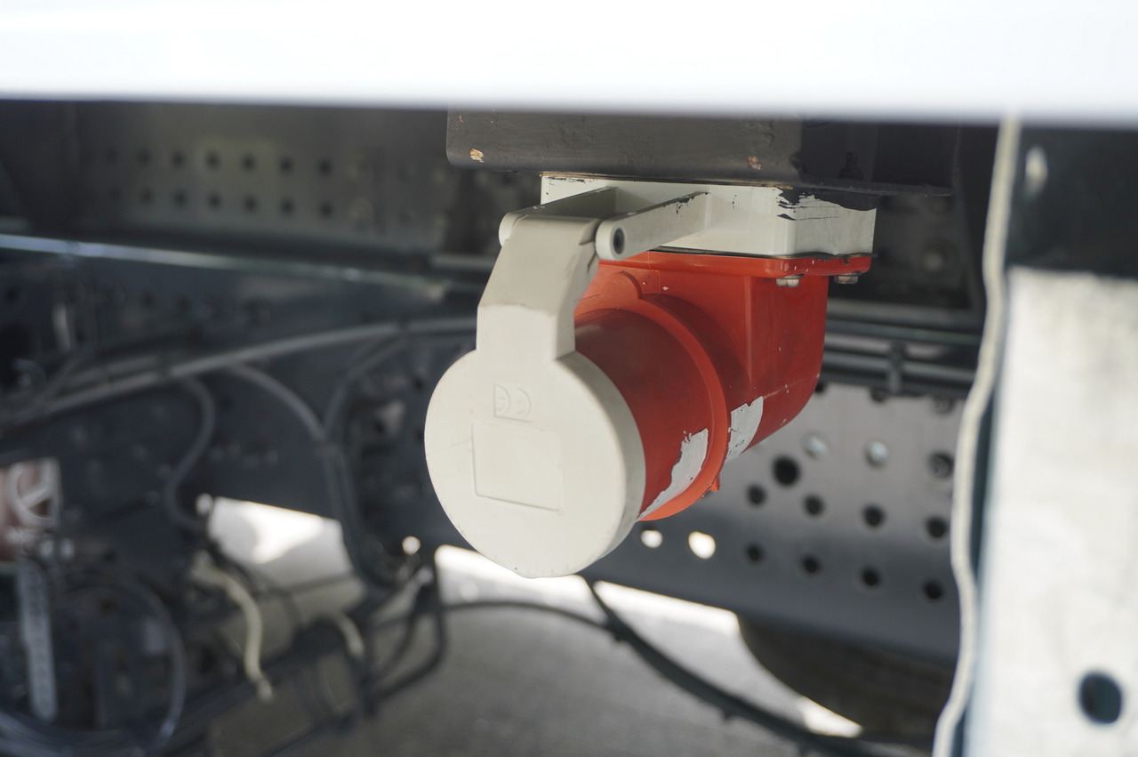 Refrigerator truck MERCEDES-BENZ Actros 1824 / Refrigerator 22 EPAL / Carrier Supra 850 / Sleeping cabin: picture 9 Refrigerator truck MERCEDES-BENZ Actros 1824 / Refrigerator 22 EPAL / Carrier Supra 850 / Sleeping cabin: picture 9