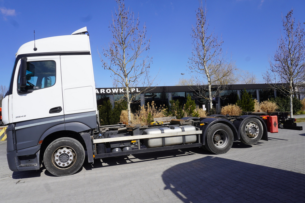 MERCEDES-BENZ Actros 2543 / BDF / Retarder / sleeping cabin - Container transporter/ Swap body truck: picture 2 MERCEDES-BENZ Actros 2543 / BDF / Retarder / sleeping cabin - Container transporter/ Swap body truck: picture 2
