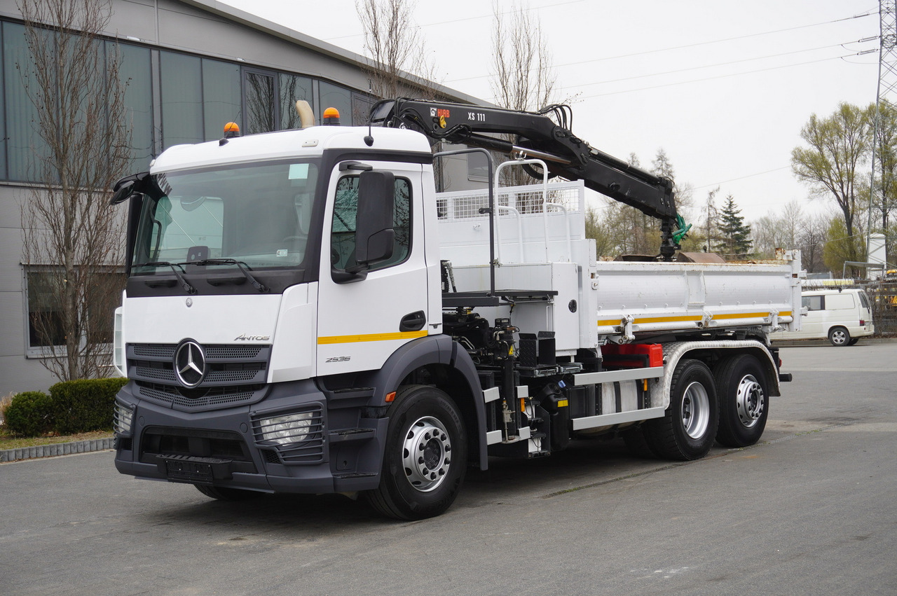 MERCEDES-BENZ Antos 2536 / 100,000 km / 3.9 T crane HIAB XS 111 / 2-side tipper / steered axle - Tipper, Crane truck: picture 3 MERCEDES-BENZ Antos 2536 / 100,000 km / 3.9 T crane HIAB XS 111 / 2-side tipper / steered axle - Tipper, Crane truck: picture 3