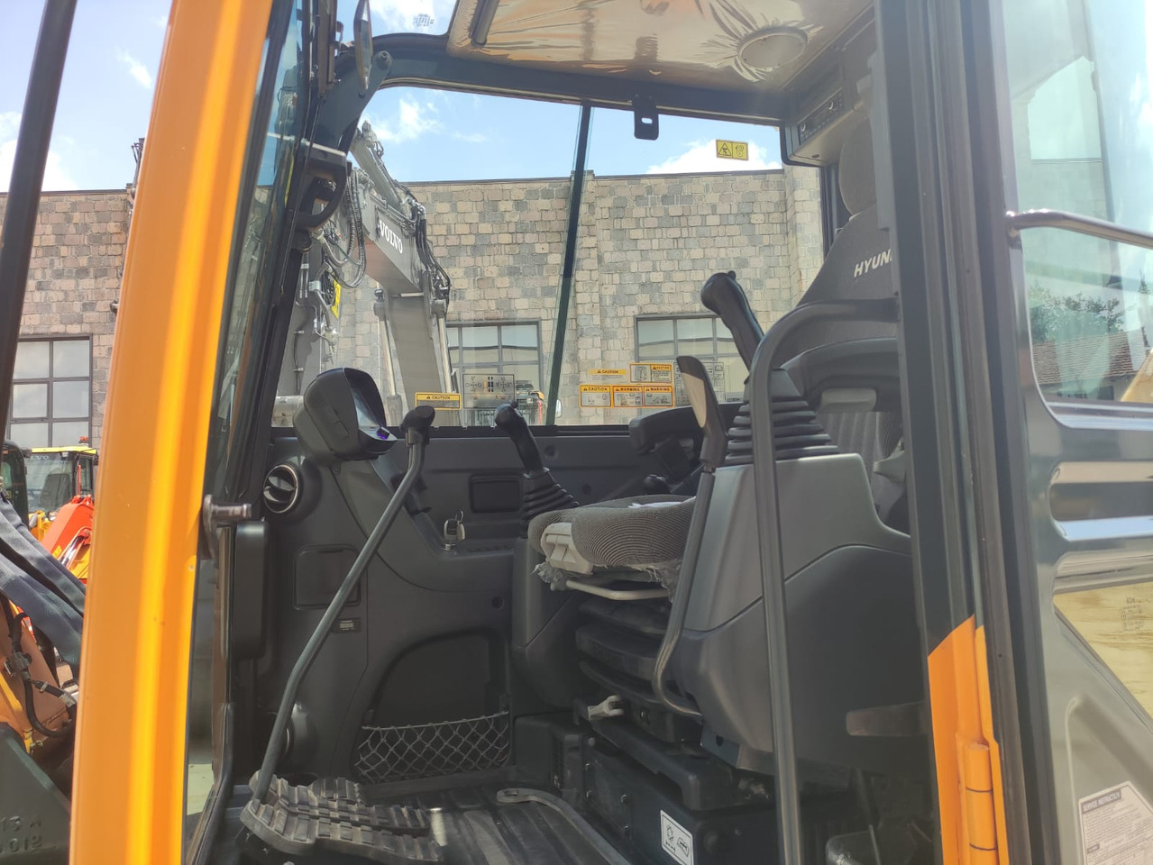 HYUNDAI R60CR-9A - Mini excavator: picture 5 HYUNDAI R60CR-9A - Mini excavator: picture 5