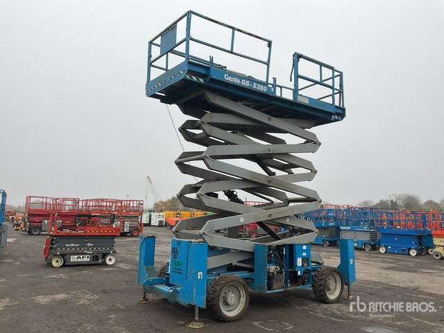 2007 Genie GS-5390 4x4 Diesel Scissor Lift - Scissor lift: picture 2 2007 Genie GS-5390 4x4 Diesel Scissor Lift - Scissor lift: picture 2