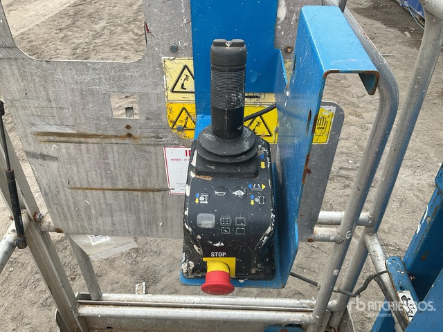 2009 Genie GR15 Vertical Mast Lift - Vertical mast lift: picture 5 2009 Genie GR15 Vertical Mast Lift - Vertical mast lift: picture 5