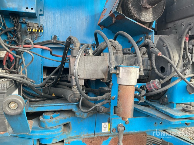 2010 Genie Z135/70 Articulating Boom Lift - Articulated boom: picture 2 2010 Genie Z135/70 Articulating Boom Lift - Articulated boom: picture 2