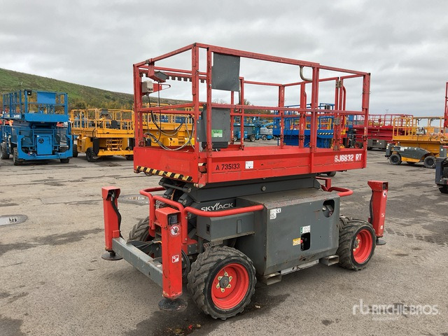 2016 Skyjack SJ6832 RT 4x4 Diesel Scissor Lift - Scissor lift: picture 3 2016 Skyjack SJ6832 RT 4x4 Diesel Scissor Lift - Scissor lift: picture 3
