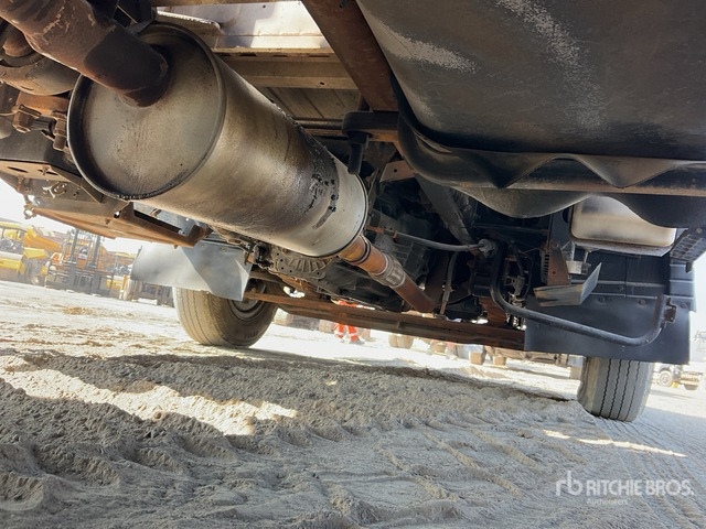 Dropside/ Flatbed truck, Crane truck 2010 Mitsubishi Canter 2011 Ferrari F550 A1 Knuckle Bo ... Flatbed Truck with Crane: picture 6