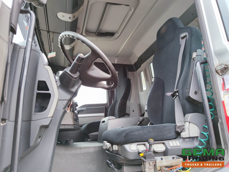 Interior photo 1: MAN TGS 26.400 6x6 4 Daycab Euro4 - HMF1643Z2 - Hyva 2-Zijdige Kipper 5.4m. - REBUILT ENGINE - TOP! (V584) leasing MAN TGS 26.400 6x6 4 Daycab Euro4 - HMF1643Z2 - Hyva 2-Zijdige Kipper 5.4m. - REBUILT ENGINE - TOP! (V584)