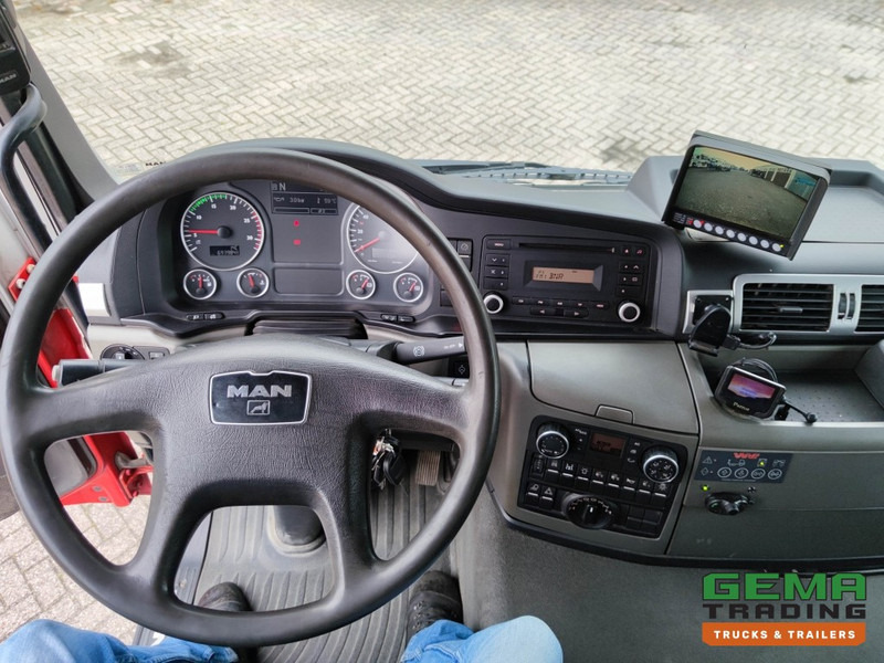 Interior photo 3: MAN TGS 26.400 6x6 4 Daycab Euro4 - HMF1643Z2 - Hyva 2-Zijdige Kipper 5.4m. - REBUILT ENGINE - TOP! (V584) leasing MAN TGS 26.400 6x6 4 Daycab Euro4 - HMF1643Z2 - Hyva 2-Zijdige Kipper 5.4m. - REBUILT ENGINE - TOP! (V584)