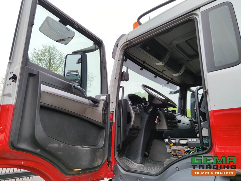 Interior photo 2: MAN TGS 26.400 6x6 4 Daycab Euro4 - HMF1643Z2 - Hyva 2-Zijdige Kipper 5.4m. - REBUILT ENGINE - TOP! (V584) leasing MAN TGS 26.400 6x6 4 Daycab Euro4 - HMF1643Z2 - Hyva 2-Zijdige Kipper 5.4m. - REBUILT ENGINE - TOP! (V584)