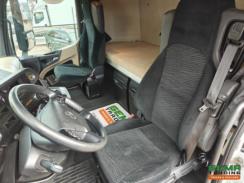 Mercedes-Benz Actros 2645 6x2 Gigaspace Euro6 + 3Axle Trailer - 115m³ VolumeCombi - Dubbele Tanks - Moffet Aansluiting - HH Vloer - SMARTTacho V2 - Box truck: picture 5 Mercedes-Benz Actros 2645 6x2 Gigaspace Euro6 + 3Axle Trailer - 115m³ VolumeCombi - Dubbele Tanks - Moffet Aansluiting - HH Vloer - SMARTTacho V2 - Box truck: picture 5