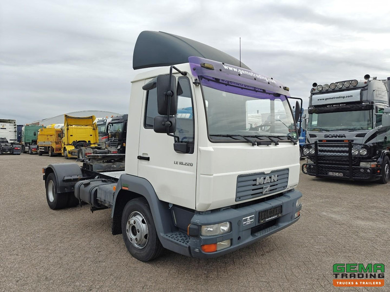 MAN LE 10.220 4x2 Dagcabine Euro3 - Handgeschakeld - Analoge Tachograaf - 195.000km - Tractor truck: picture 2 MAN LE 10.220 4x2 Dagcabine Euro3 - Handgeschakeld - Analoge Tachograaf - 195.000km - Tractor truck: picture 2