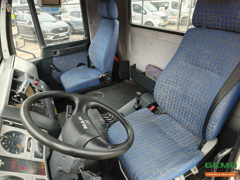 MAN LE 10.220 4x2 Dagcabine Euro3 - Handgeschakeld - Analoge Tachograaf - 195.000km - Tractor truck: picture 5 MAN LE 10.220 4x2 Dagcabine Euro3 - Handgeschakeld - Analoge Tachograaf - 195.000km - Tractor truck: picture 5