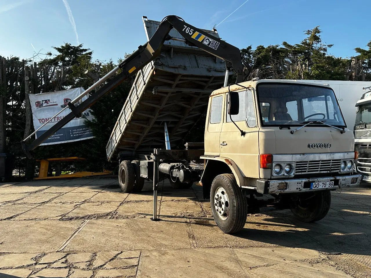 Tipper Toyota HINO 14T 4X2 Tipper+Crane Hiab 765 Spring/Spring: picture 1