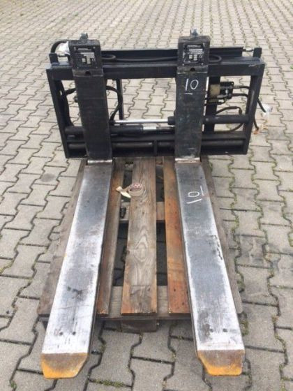 Kooi Fork positioner with Reach forks - Attachment for Material handling equipment: picture 1 Kooi Fork positioner with Reach forks - Attachment for Material handling equipment: picture 1