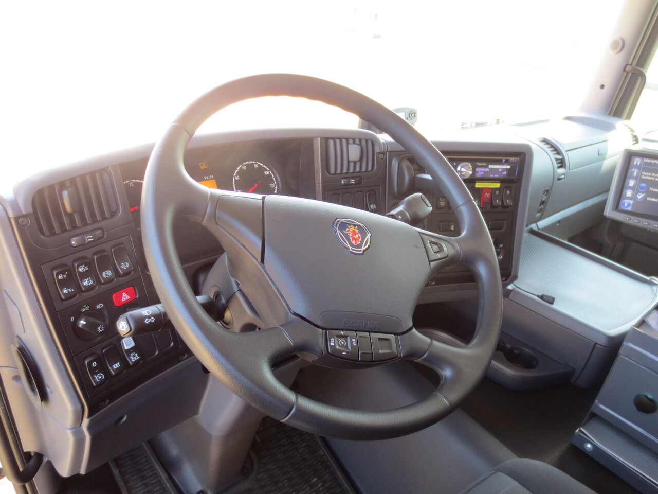 Tanker truck Scania G370: picture 7