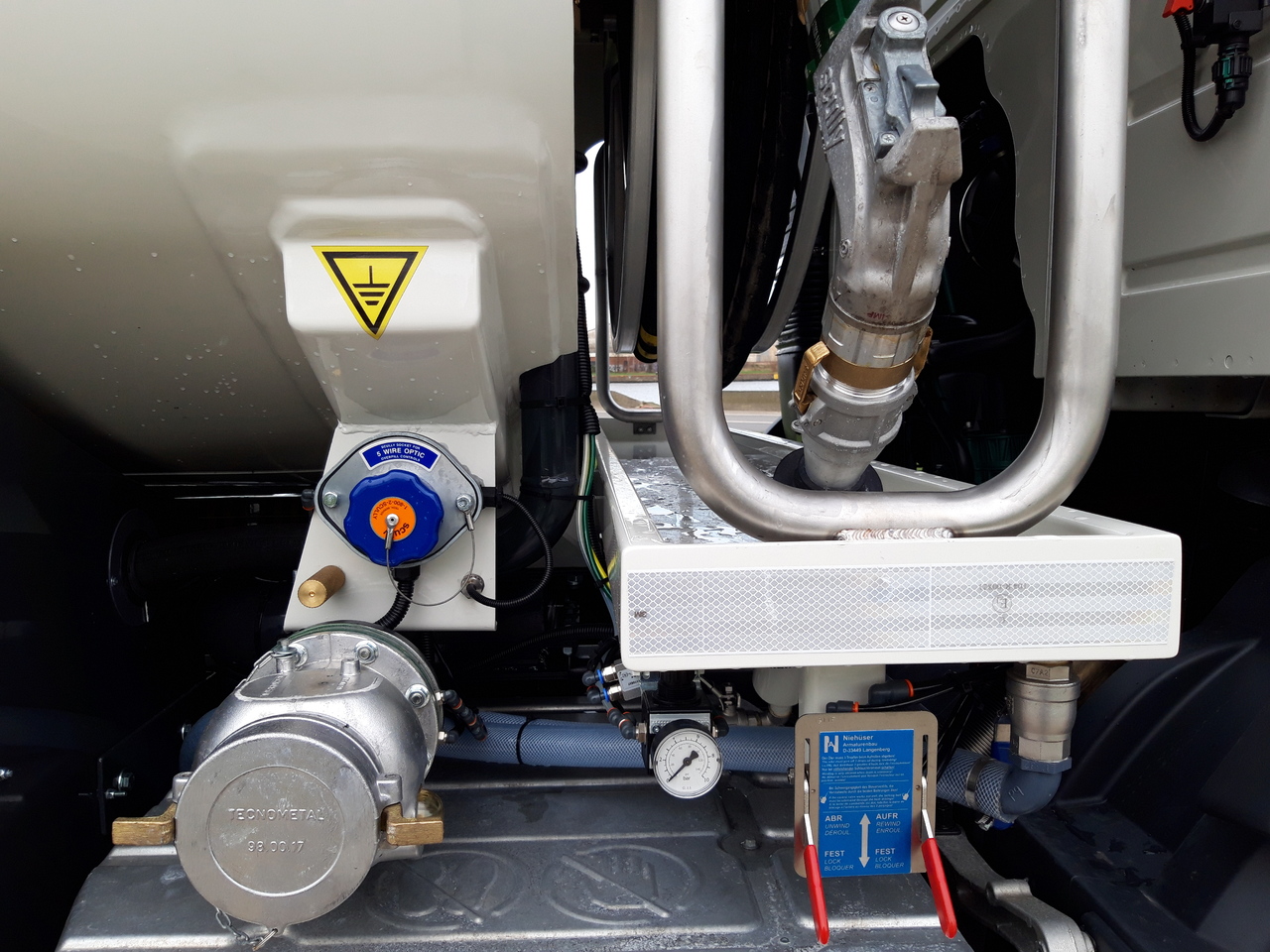 Tanker truck VOLVO FM: picture 7
