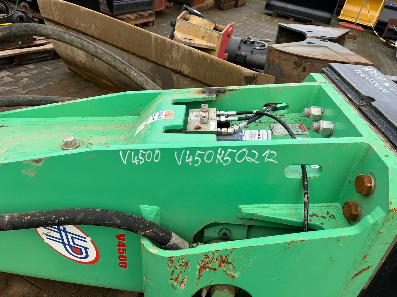 Montabert V4500 - Hydraulic hammer for Excavator bucket: picture 2 Montabert V4500 - Hydraulic hammer for Excavator bucket: picture 2
