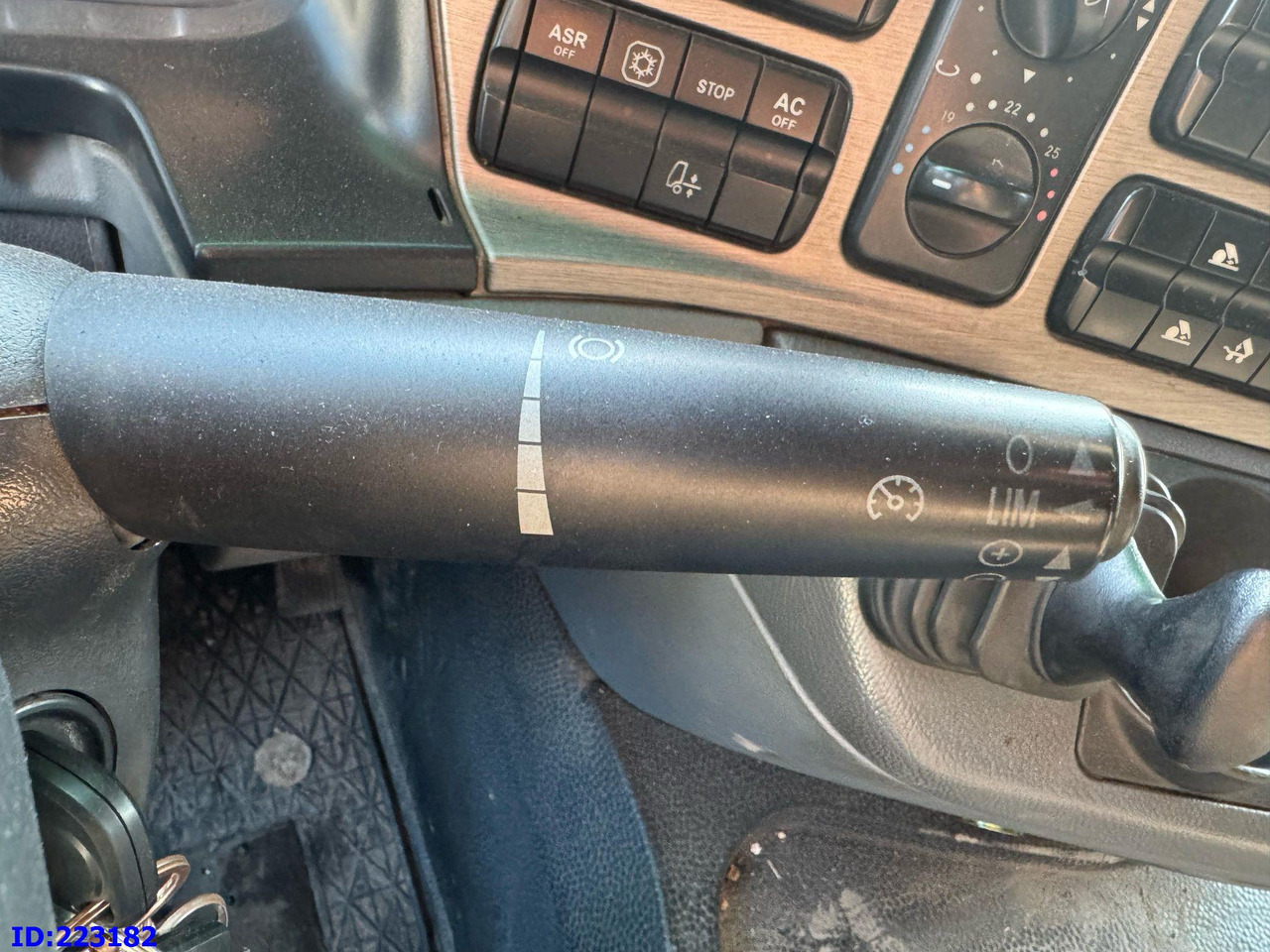 Hook lift truck MERCEDES-BENZ Actros 2551 8x2 V8 Retarder: picture 15