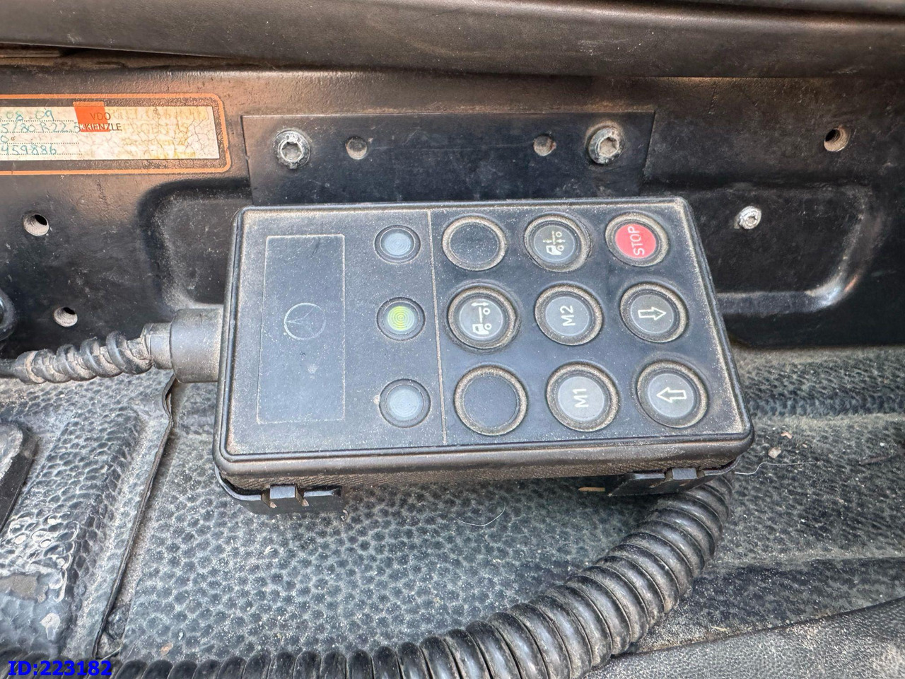 Hook lift truck MERCEDES-BENZ Actros 2551 8x2 V8 Retarder: picture 11