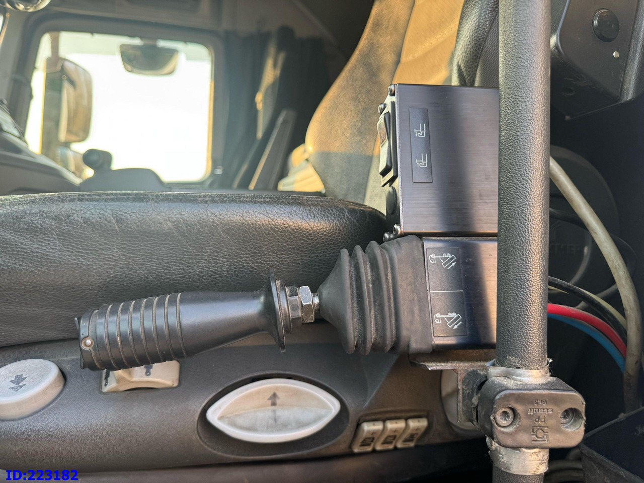 Hook lift truck MERCEDES-BENZ Actros 2551 8x2 V8 Retarder: picture 10