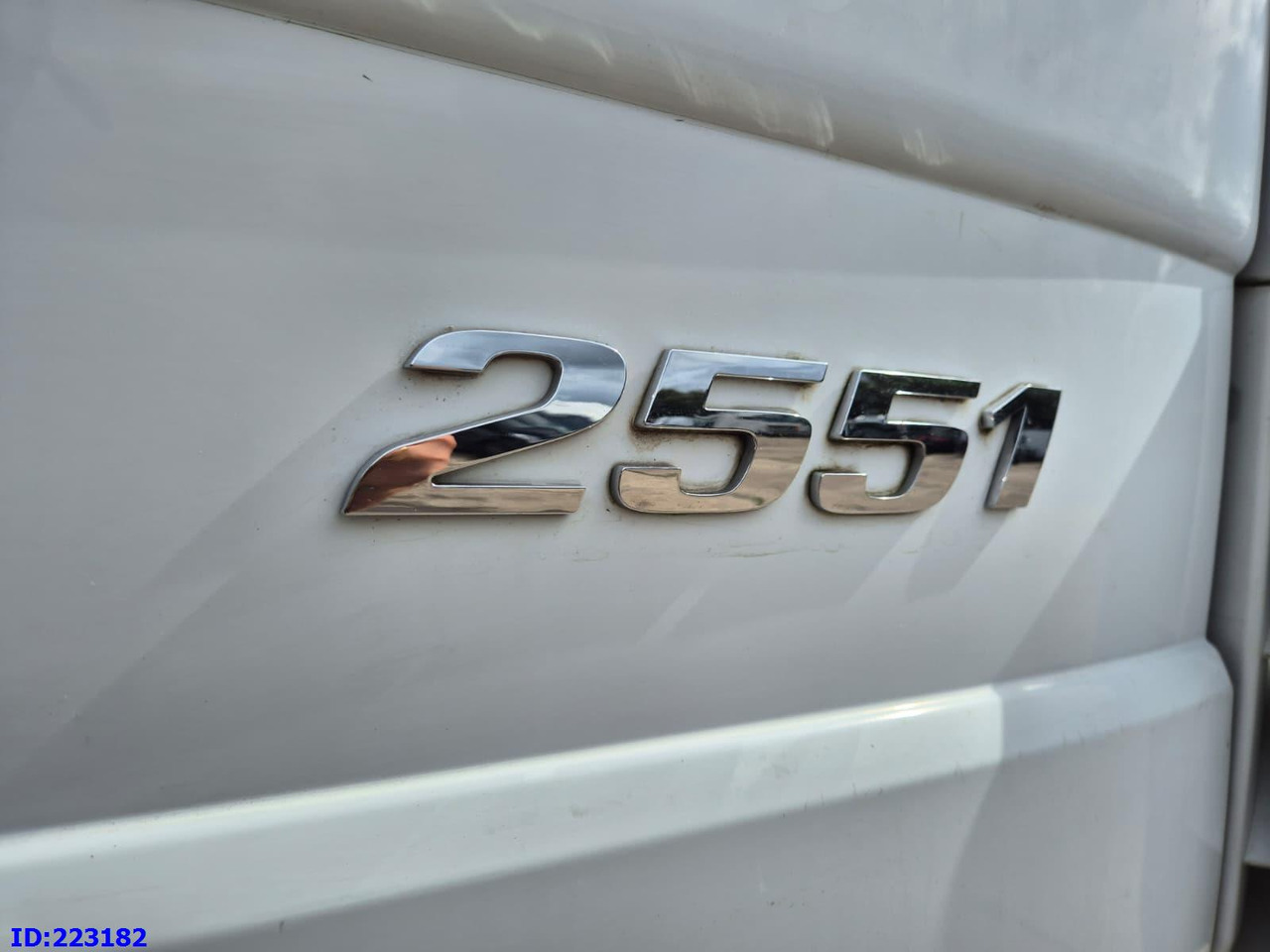 Hook lift truck MERCEDES-BENZ Actros 2551 8x2 V8 Retarder: picture 9