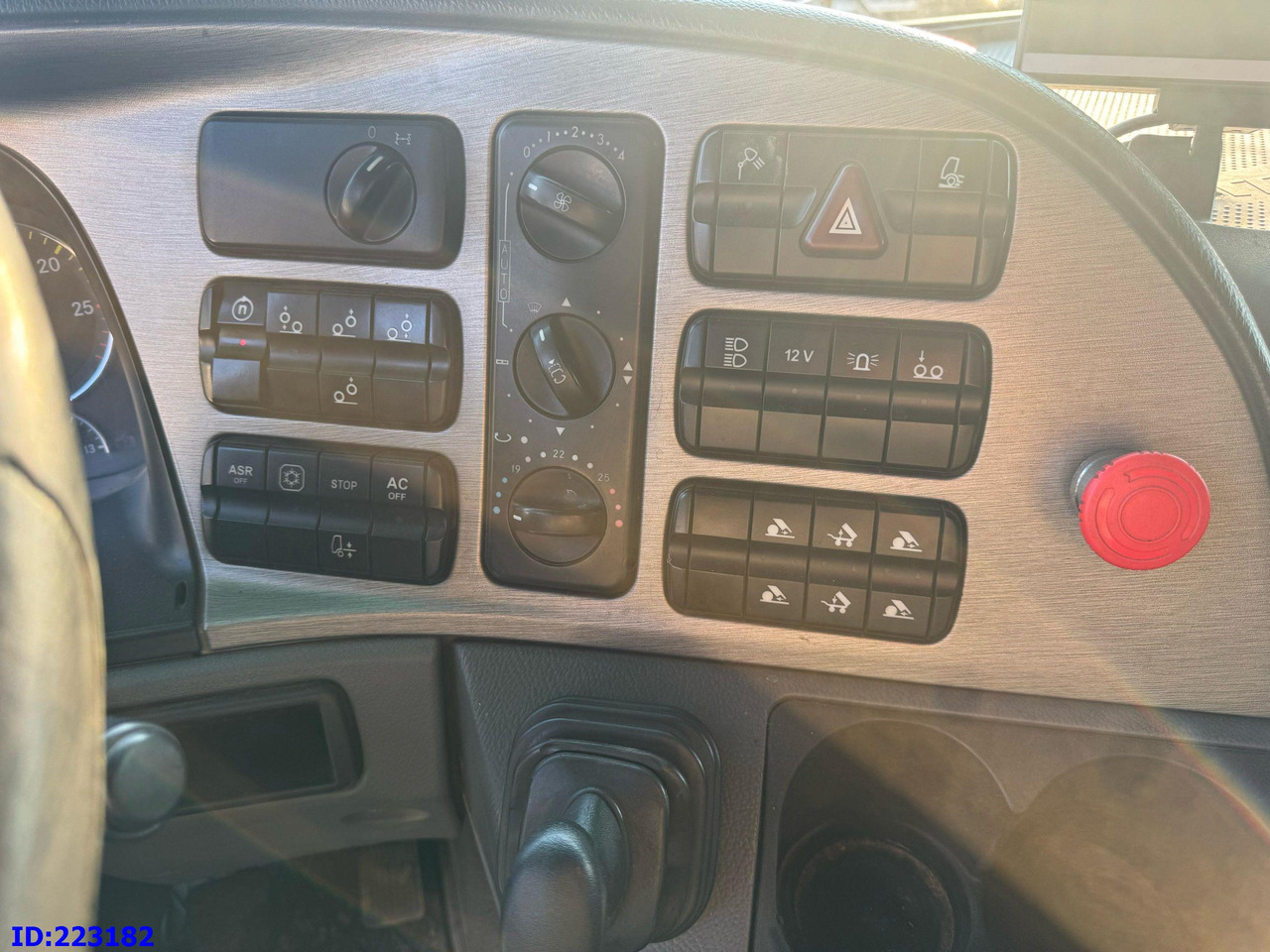 Hook lift truck MERCEDES-BENZ Actros 2551 8x2 V8 Retarder: picture 17