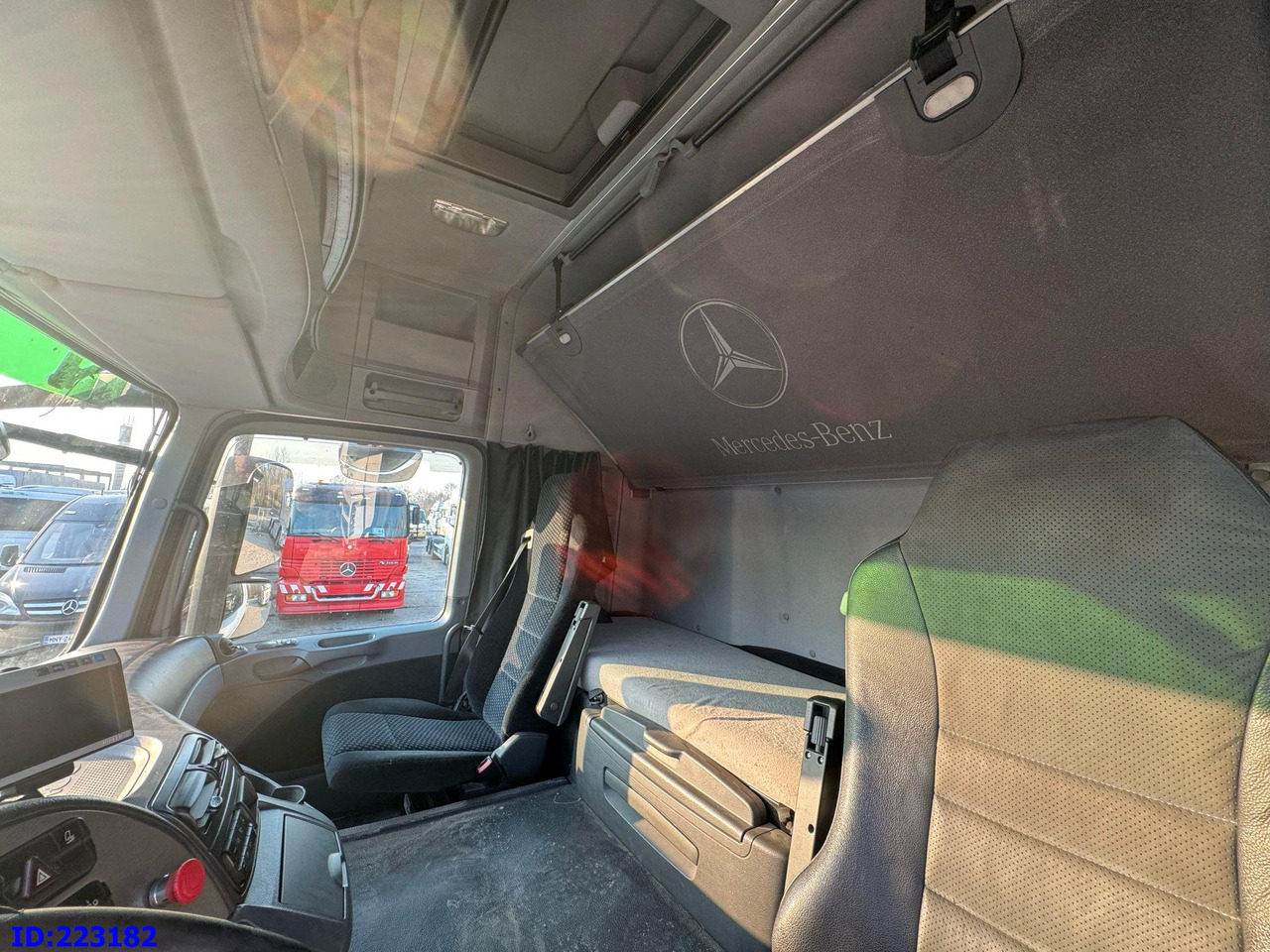 Hook lift truck MERCEDES-BENZ Actros 2551 8x2 V8 Retarder: picture 20