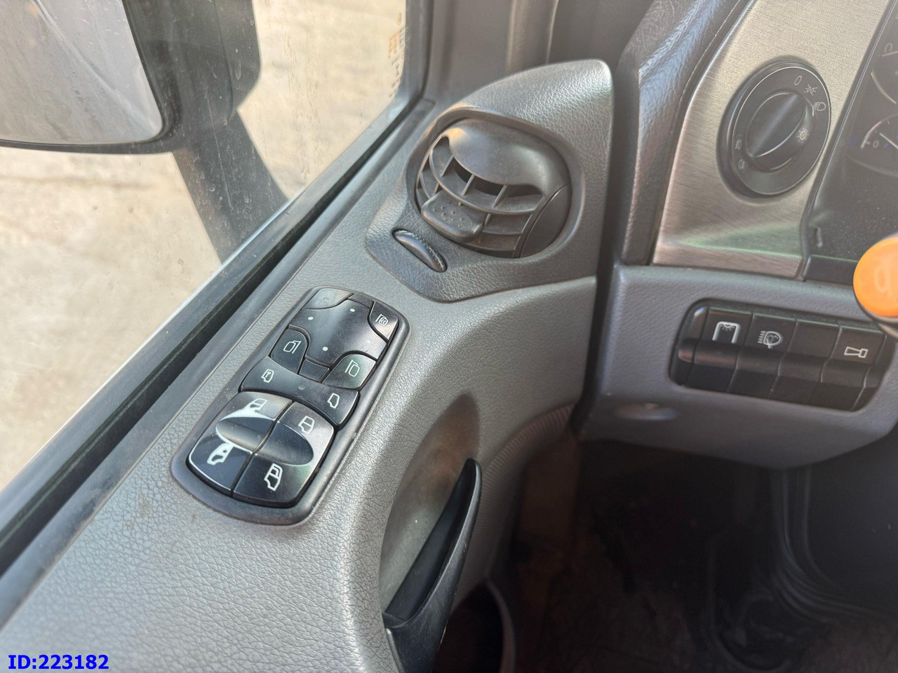 Hook lift truck MERCEDES-BENZ Actros 2551 8x2 V8 Retarder: picture 13