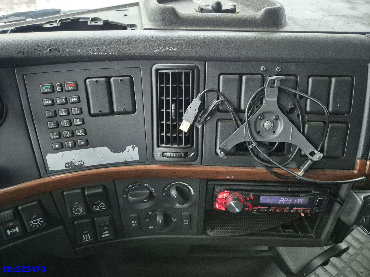 Cab chassis truck VOLVO FH12 420HP 6x2: picture 14 Cab chassis truck VOLVO FH12 420HP 6x2: picture 14