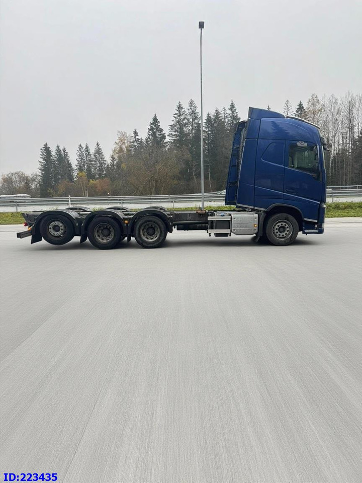 VOLVO FH13 540HP 8x4 (steering axle) - Cab chassis truck: picture 5 VOLVO FH13 540HP 8x4 (steering axle) - Cab chassis truck: picture 5